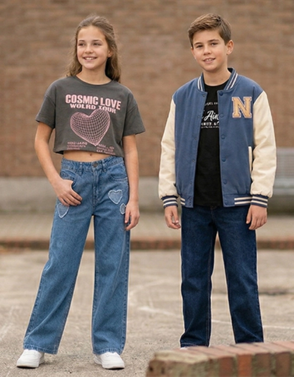 Zwei Kinder tragen lässige Freizeitmode mit Jeans und Oberteilen im urbanen Umfeld – bequeme und trendige Outfits für Alltag und Schule