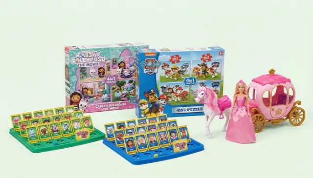 Spielzeugsets mit Figuren und Zubehör auf hellem Hintergrund ausgestellt. Spielzeugsets mit Figuren und Zubehör auf hellem Hintergrund ausgestellt.