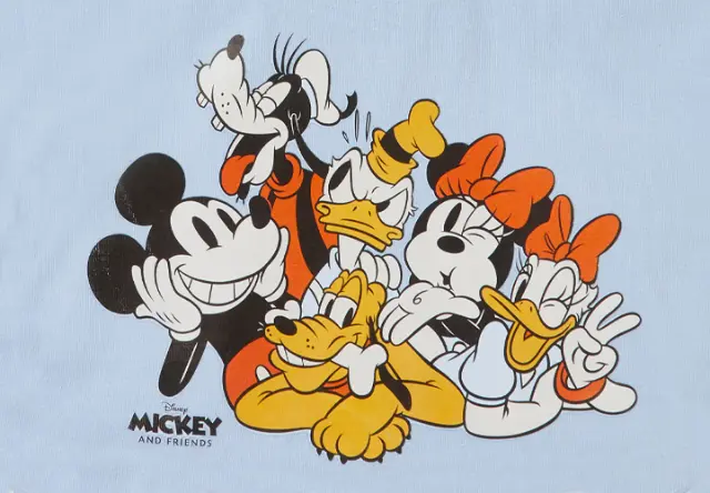 Günstige Mickey Mouse Kleidung & Accessoires für Kinder Klassische Disney-Figuren: Mickey, Minnie, Donald, Daisy und Co. lächeln und posieren zusammen.