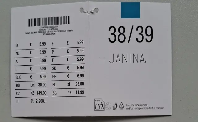 Kleideretikett mit der Größe 38/39 für „JANINA” mit Preisangaben in verschiedenen Währungen und Produktcodes. Kleideretikett mit der Größe 38/39 für „JANINA” mit Preisangaben in verschiedenen Währungen und Produktcodes.