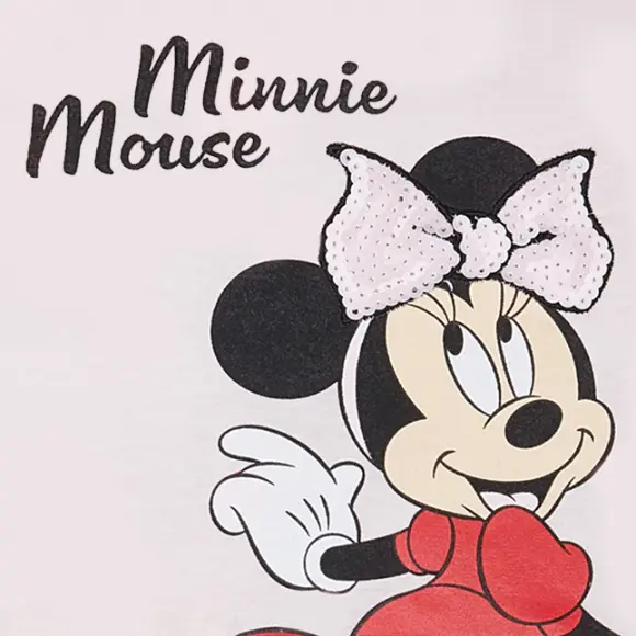 Minnie Maus Kleidung für Kinder Minnie Mouse hat ein rotes Kleid und eine rosa pailetten Schleife an und ist vor einem rosanen Hintergrund