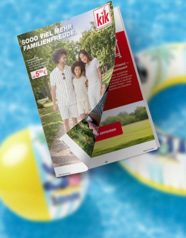 Broschüre mit einer dreiköpfigen Familie beim Spaziergang vor unscharfem Pool‑Hintergrund.