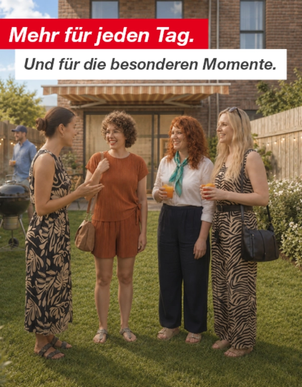 Gruppe von Menschen unterhält sich und genießt Getränke in einem Hinterhofgarten mit Holzzaun und Lichterketten.