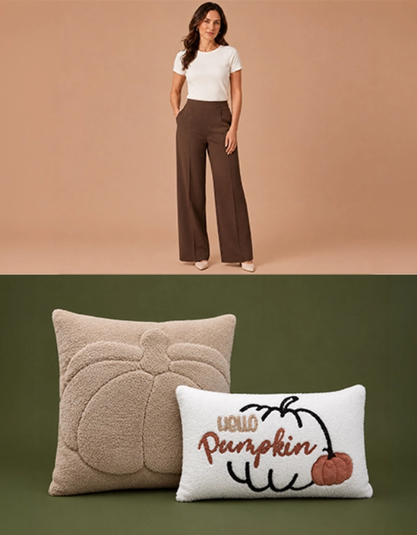 Damen Herbstoutfit mit weißem T-Shirt und brauner Hose sowie dekorative Kissen mit Kürbismotiven