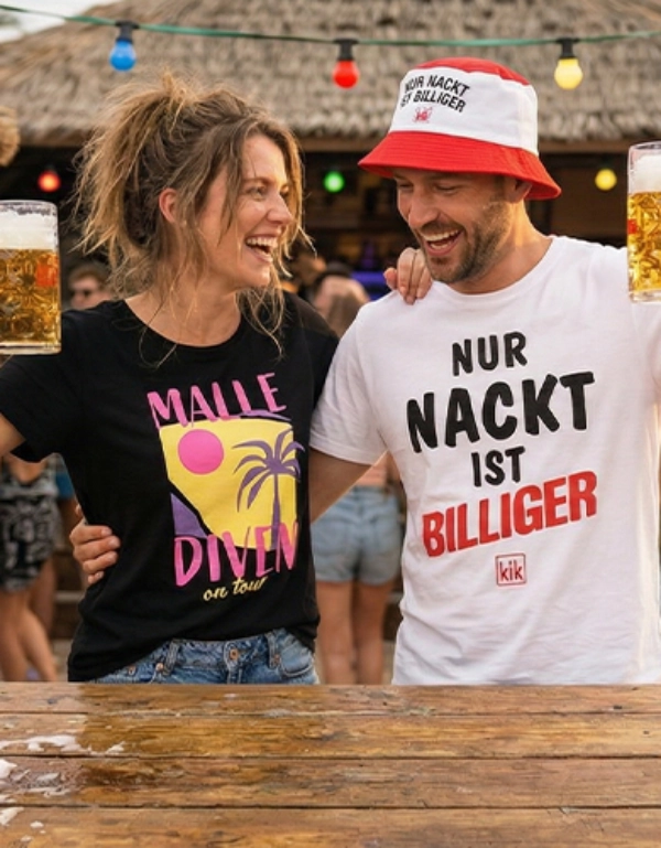 Zwei Personen halten Bierkrüge und posieren in einer lebhaften Outdoor‑Beachbar mit Tiki‑Schirmen und Lichterketten.