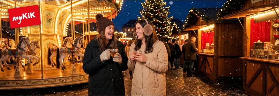 Ein gemütlicher Weihnachtsgeschenkkorb mit einem Plüschrentier, flauschigen Decken, einem Bärenbecher, heißer Schokoladenmischung und goldenen Ornamenten.
