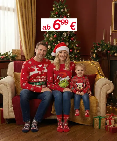 Eine Familie sitzt zusammen auf einem Sofa, bekleidet mit festlichen roten Pullovern, in einem gemütlichen, geschmückten Wohnzimmer mit einem Weihnachtsbaum.