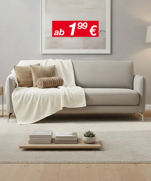 Helles Wohnzimmer mit grauem Sofa, Kissen und Decke, Beistelltisch und Stehlampe.