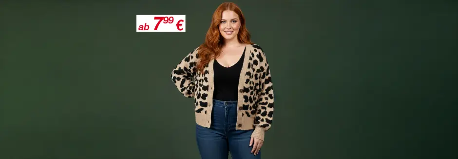 Person trägt einen beigen Strick-Cardigan mit schwarzem Leo-Print, kombiniert mit einem schwarzen Top und einer blauen Jeans vor grünem Hintergrund