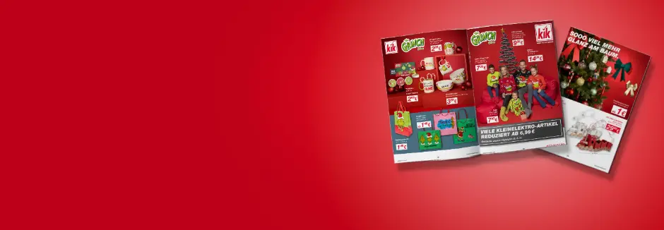 Drei festliche Werbebroschüren auf rotem Hintergrund, die Weihnachtsprodukte und Rabatte mit einer Familie in Weihnachtspullovern zeigen.