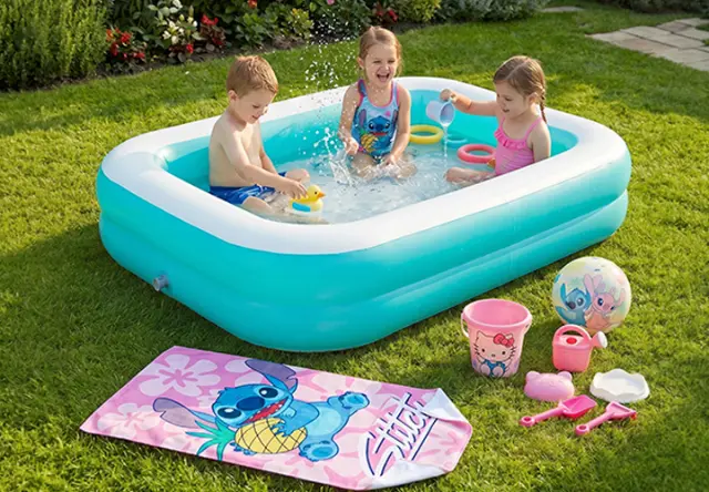 Lilo & Stitch Wasserspielzeug für den Sommer im Garten Kinder spielen im aufblasbaren Planschbecken mit Lilo & Stitch Zubehör im Garten – sommerlicher Wasserspaß für die ganze Familie