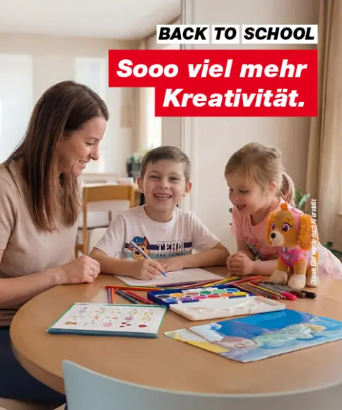 Familie mit Kindern beim Malen und Basteln am Tisch mit Schulmaterialien zur Back-to-School-Zeit
