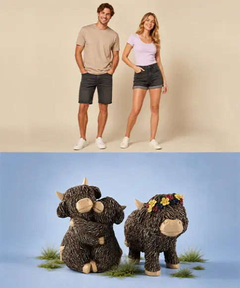 Damen und Herren in Basic T Shirts und Jeans Shorts sowie dekorative Highland Rinder Figuren für sommerliche Wohnideen