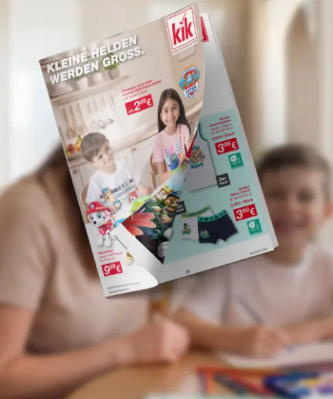 KiK Online-Prospekt mit aktuellen Angeboten für Kinderbekleidung und PAW Patrol auf unscharfem Familienhintergrund