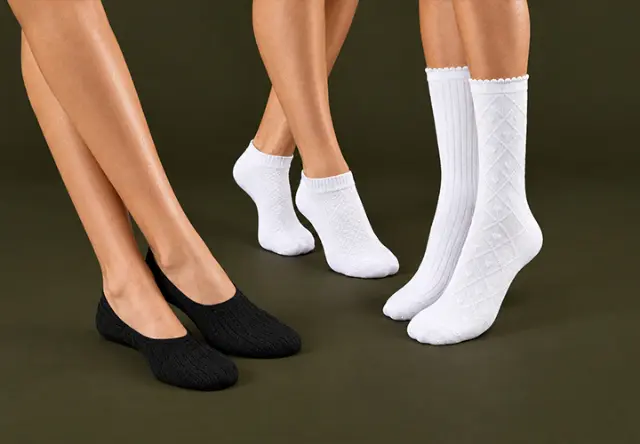 Damen Socken und Füßlinge in Schwarz und Weiß Damen Socken und Füßlinge in Schwarz und Weiß